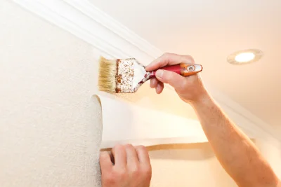 Pose de papier peint au Vert — revêtements muraux et toiles de verre